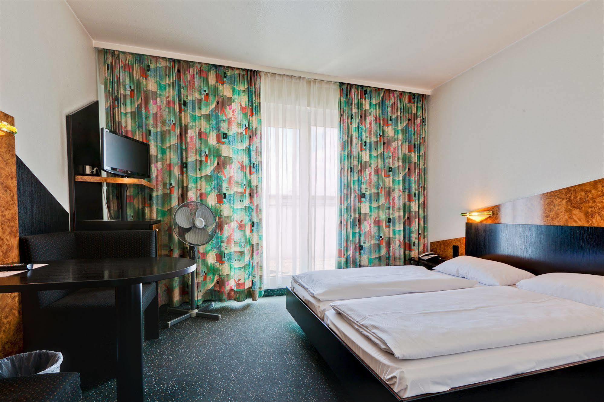 Hotel Astoria Stuttgart City Exteriör bild