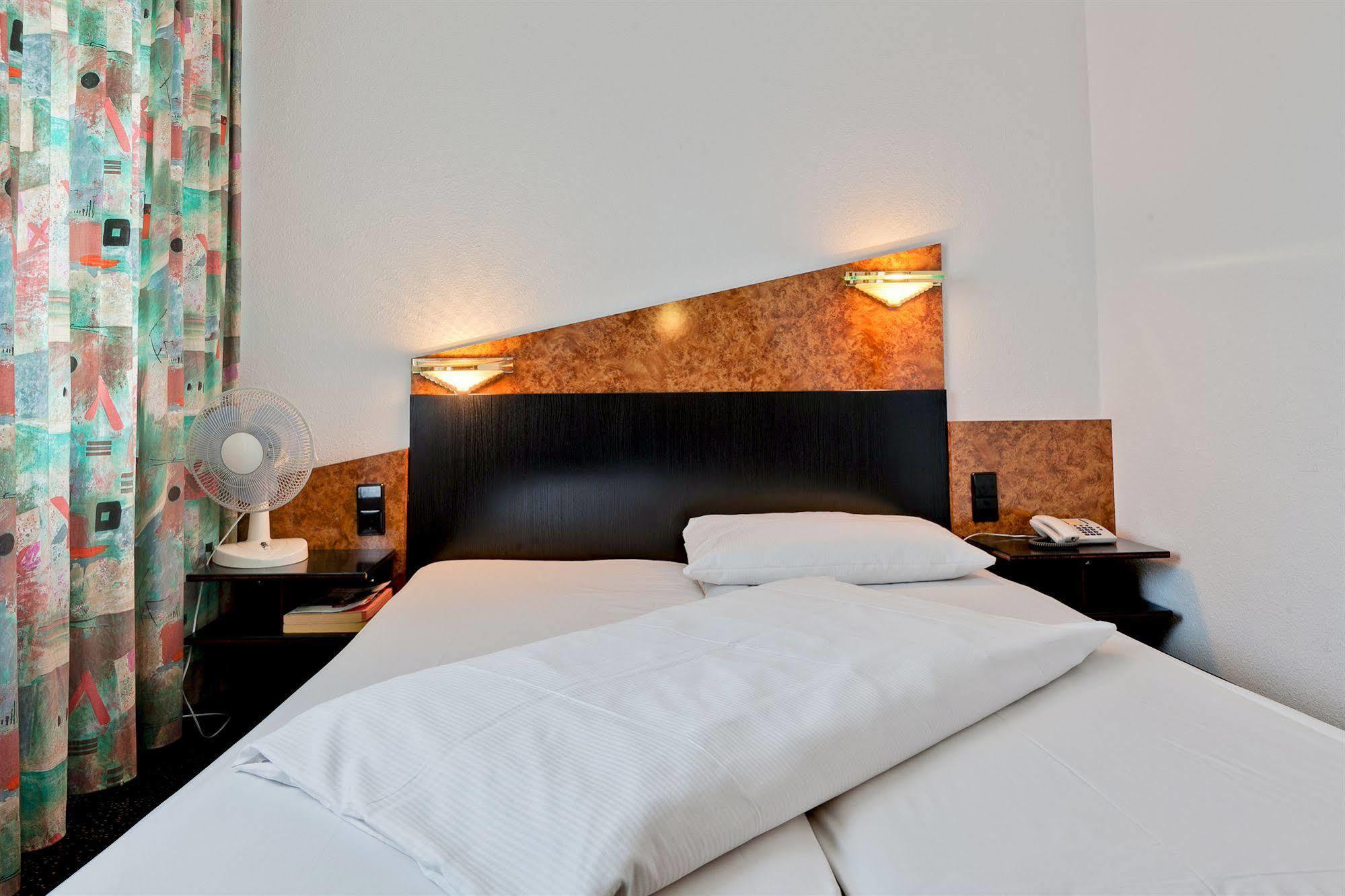 Hotel Astoria Stuttgart City Exteriör bild